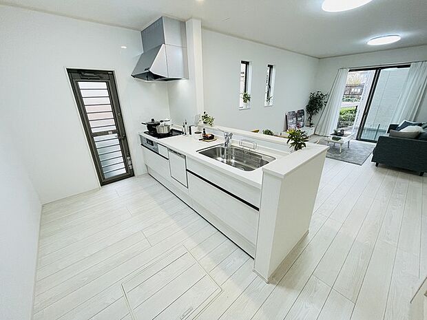 お料理をしながらリビングの家族やゲストとの会話が楽しめるカウンタータイプのキッチン。毎日のお料理を楽しく快適に。 