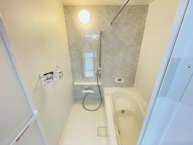 一日の疲れを癒してくれるゆったりとしたバスルームです。 