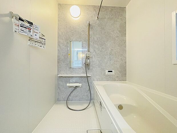 一日の疲れを癒してくれるゆったりとしたバスルームです。 