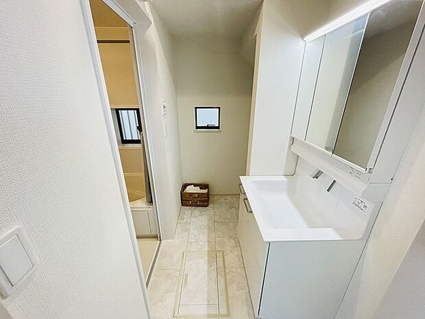 使いやすいタイプの洗面化粧台のあるランドリースペース 