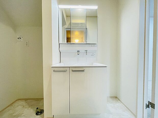 三面鏡に洗面台。 コンセントに照明機能、多機能性を備えた設備です。  