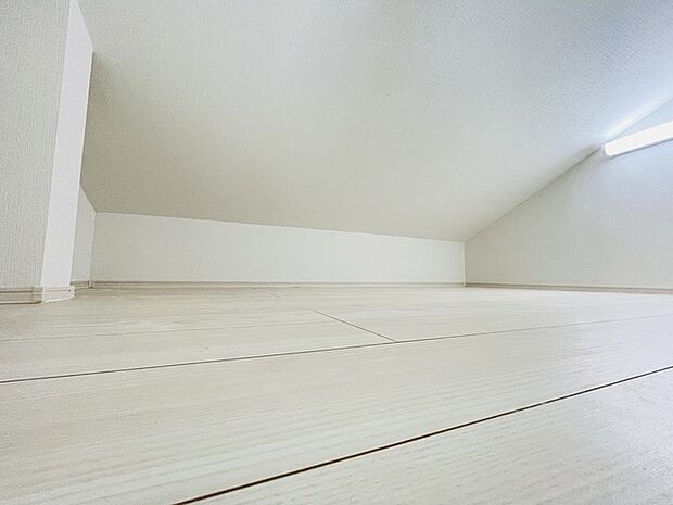 大きな屋根裏部屋はなんだかワクワクしてしまうスペース。趣味の空間や子供のワークスペース、季節物の収納など色々な用途に利用できそうな予感。 