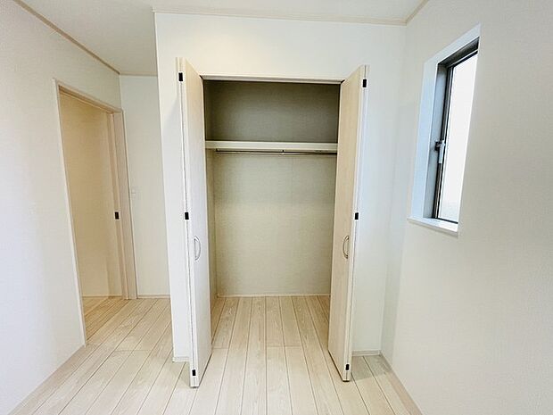 各所に効率的に配置された収納スペースがあり、日常のモノをすっきりと収納できます。 