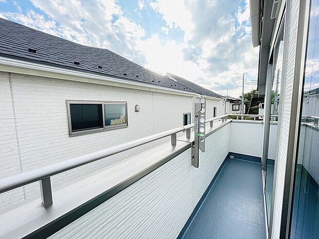 季節の変化や天気の良い日には、バルコニーでの時間が心地よく、気分をリフレッシュさせることができます。 