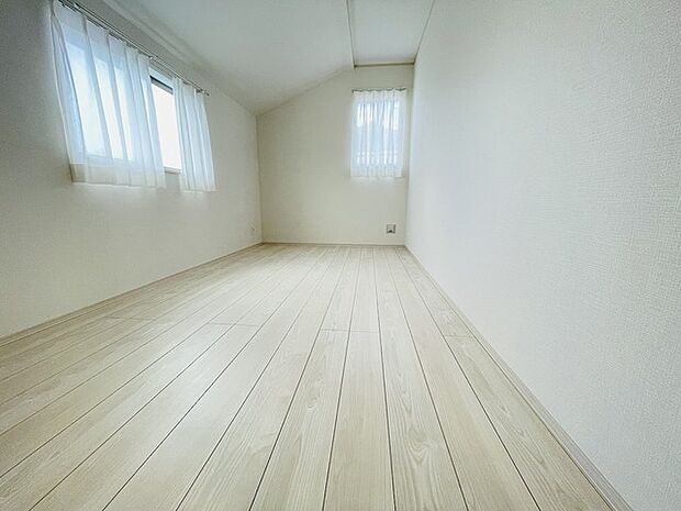 勾配天井の2階のお部屋。この勾配の角度がお洒落な雰囲気を感じさせてくれます。 