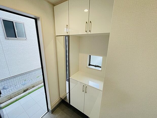 コンパクトながらも、使い勝手の良い玄関スペース。明るいデザインと、収納スペースを効果的に配置することで、使い勝手を最大限に引き出しています。 