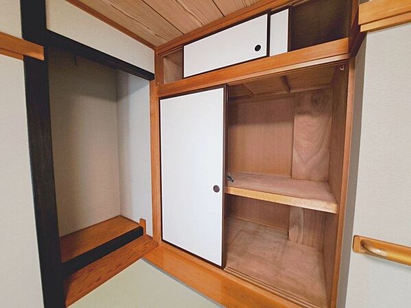 豊富な収納スペースもこの物件の特長の一つ。各所に収納が完備されており、生活をスッキリと整えることができます。