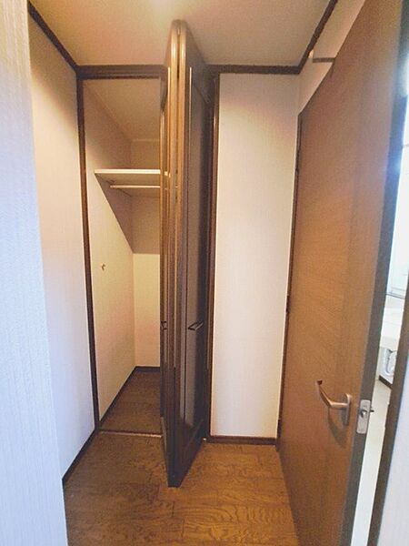 各所に効率的に配置された収納スペースがあり、日常のモノをすっきりと収納できます。