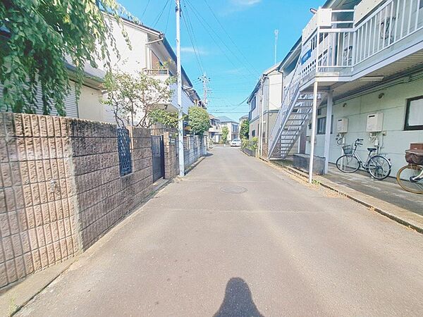 安心して暮らすことのできる住宅街。　住宅地の道路は一般に交通量が少なく車などの騒音が少ないため、住民にとって静かな生活環境が提供されます。