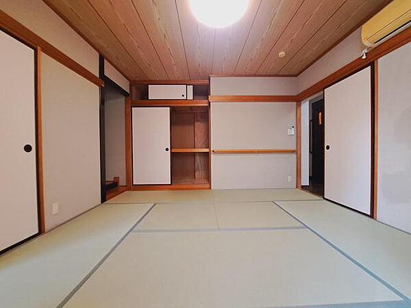 畳の香りと柔らかな光がリラックスした空間を作ります。