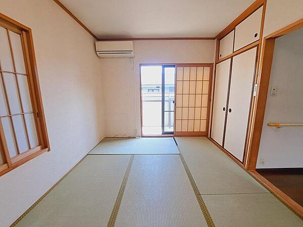 伝統的な日本文化とモダンなライフスタイルを融合させる和室。畳の感触や香りが、日常のストレスを和らげ、リフレッシュされた気持ちで新たな一日を迎えることができます。