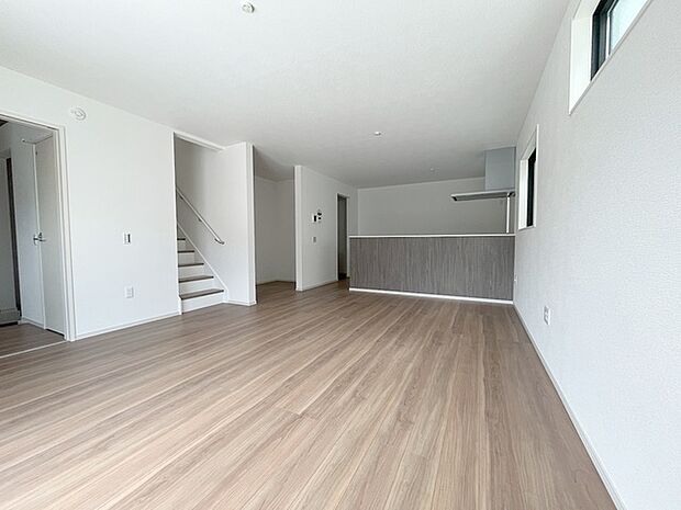 家族の集まるリビングは気持ちの良い自然光が差し込む団欒空間。室内のご見学予約も随時、受付中ですのでお気軽にお問合せください。 