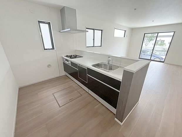 家族が食事するダイニングスペースをキッチンから見渡せる設計に。お料理をしながら家族とのコミュニケーションが増えそうな予感。 