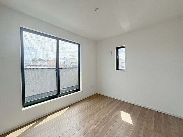 スタイリッシュなデザインと快適な居住性を兼ね備えた洋室。広々とした空間は、自分らしいインテリアを楽しむことができるほか、リラックスした時間を過ごすことができそうです。 