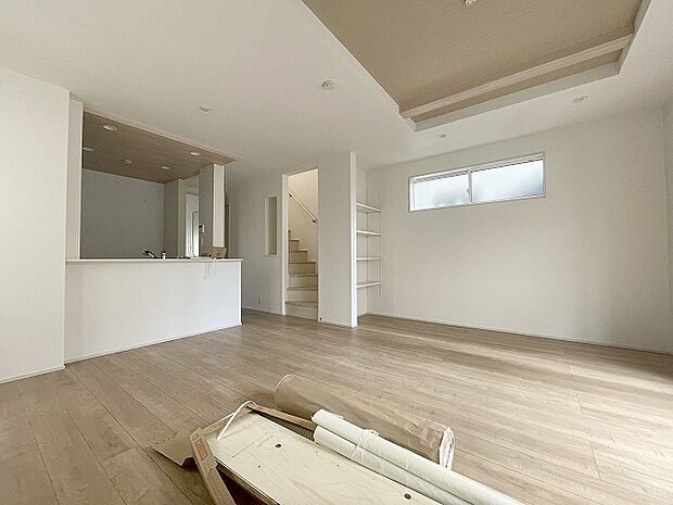 家族の集まるリビングは気持ちの良い自然光が差し込む団欒空間。室内のご見学予約も随時、受付中ですのでお気軽にお問合せください。