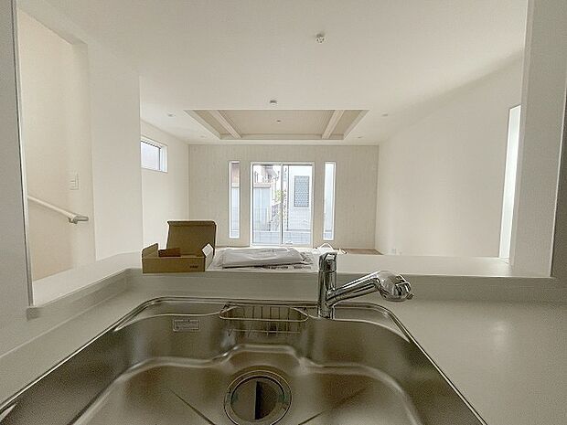 カウンターキッチンならではの開放的な見通し、全体が見渡せることでご家族の団欒スペースもより明るく笑顔が溢れる空間となります。 