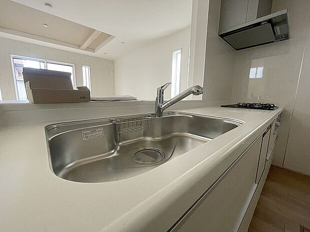 お料理をしながらリビングの家族やゲストとの会話が楽しめるカウンタータイプのキッチン。毎日のお料理を楽しく快適に。