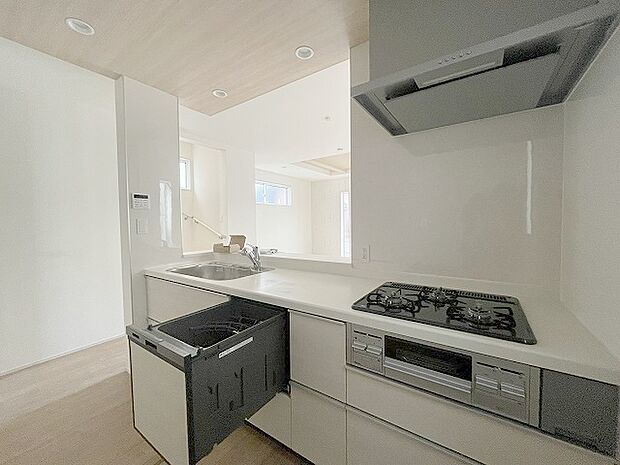 カウンターキッチンは、キッチン側とリビング側に分かれてお店間隔でのお食事も可能!! お休みの日には、いろいろな楽しみ方を家族みんなでお楽しみください