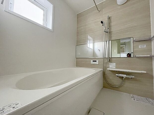 浴室乾燥機の他にも開口部のある浴室スペース。 お風呂上がりの湿気も、窓を開けておくことで改善可能。 お湯につかりながら、ちょっとした露天気分？ 