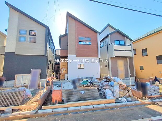 周辺の街並みの中で適度な主張、生活に溶け込むシンプルなデザインの外観が魅力の一戸建です。 