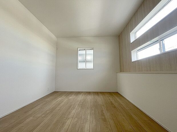 スマートなデザインと賢い収納が生活を快適にします。広々とした雰囲気を演出する工夫が施され、生活空間の魅力を引き出します。  