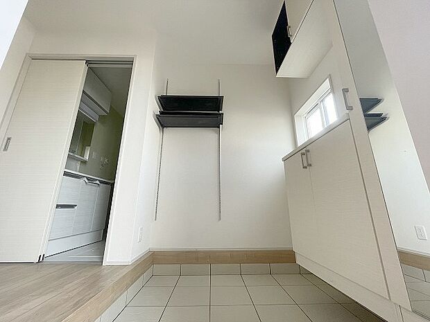 玄関は家の第一印象を左右する重要な場所。ほどよい広さとスタイリッシュな色遣いが印象的です。