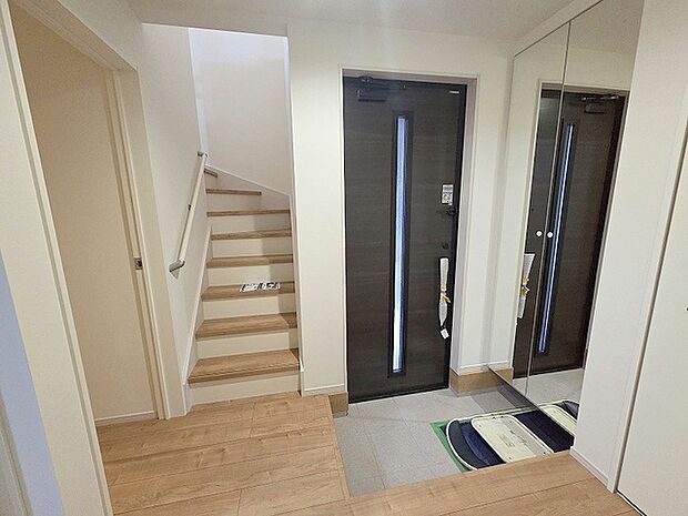 コンパクトながらも、使い勝手の良い玄関スペース。明るいデザインと、収納スペースを効果的に配置することで、使い勝手を最大限に引き出しています。 