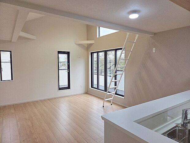 家族が食事するダイニングスペースをキッチンから見渡せる設計に。お料理をしながら家族とのコミュニケーションが増えそうな予感。 