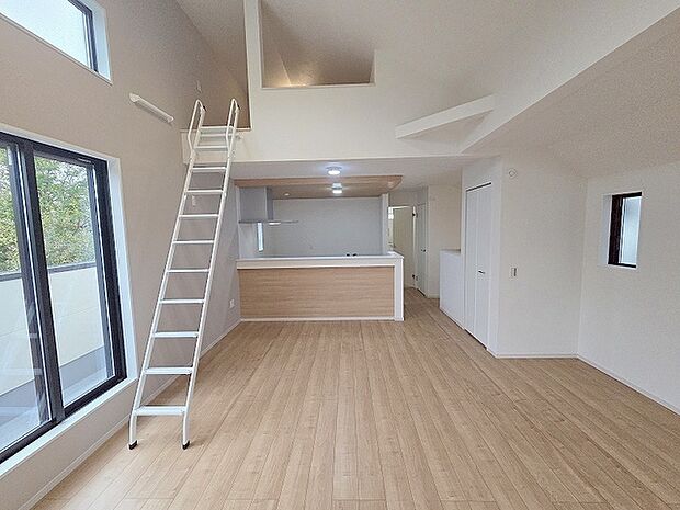 家族の集まるリビングは気持ちの良い自然光が差し込む団欒空間。室内のご見学予約も随時、受付中ですのでお気軽にお問合せください。 