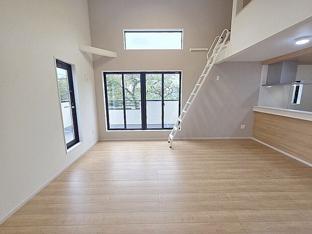 吹抜けの空間を意識した開放感のある間取り。そして上部にロフトを配置。スタイリッシュかつ収納も豊富で長く機能的に住める家を目指して。 