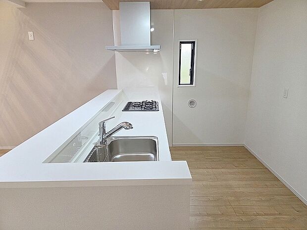 キッチンコンロスペースの近くには、空気の入れ替えが可能な開口部を設置！！ お料理をする際には、換気扇を回しながら匂いが籠らない様に開放してお料理もお楽しみ頂けます。 