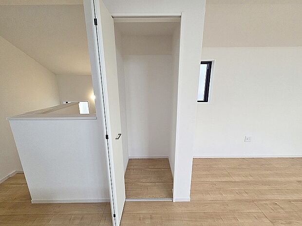 各所に効率的に配置された収納スペースがあり、日常のモノをすっきりと収納できます。 