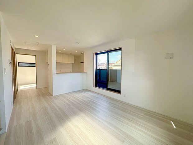 家族が食事するダイニングスペースをキッチンから見渡せる設計に。お料理をしながら家族とのコミュニケーションが増えそうな予感。 