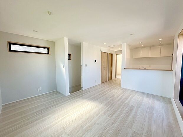 家族の集まるリビングは気持ちの良い自然光が差し込む団欒空間。室内のご見学予約も随時、受付中ですのでお気軽にお問合せください。 