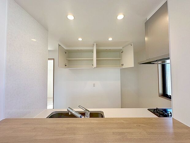 お料理をしながらリビングの家族やゲストとの会話が楽しめるカウンタータイプのキッチン。毎日のお料理を楽しく快適に。 