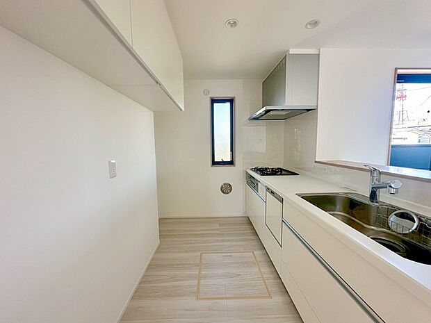 キッチンコンロスペースの近くには、空気の入れ替えが可能な開口部を設置!! お料理をする際には、換気扇を回しながら匂いが籠らない様に開放してお料理もお楽しみ頂けます。