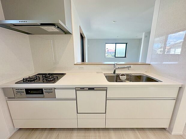 お料理をしながらリビングの家族やゲストとの会話が楽しめるカウンタータイプのキッチン。毎日のお料理を楽しく快適に。