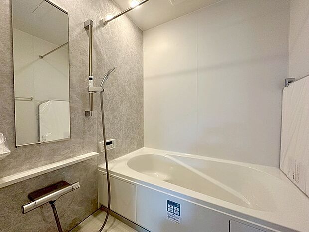 一日の疲れを癒してくれるゆったりとしたバスルームです。 