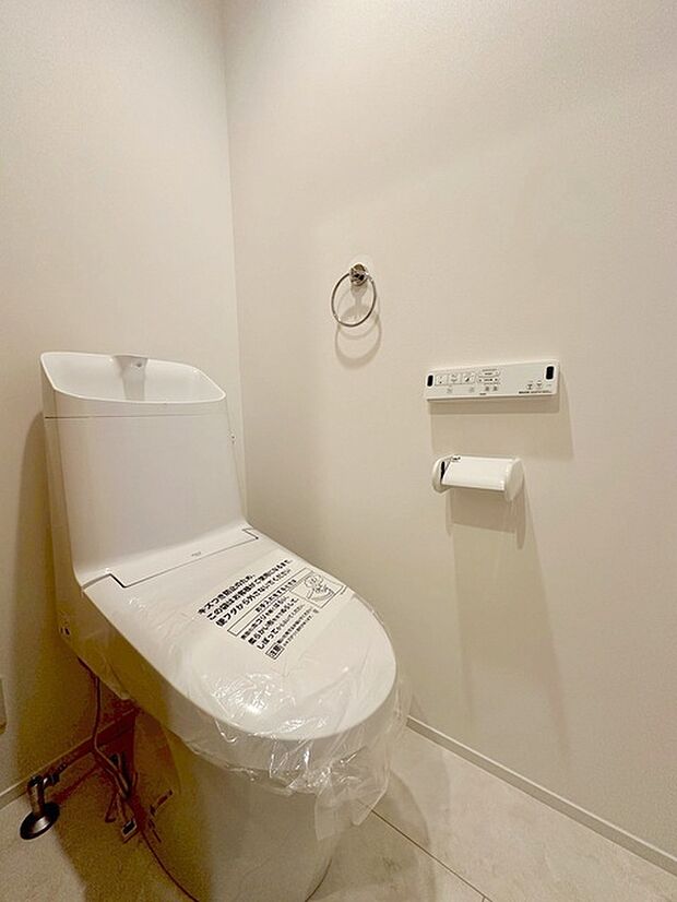 1階トイレ。ウォシュレット機能を標準装備。 