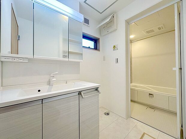 使いやすいタイプの洗面化粧台のあるランドリースペース 