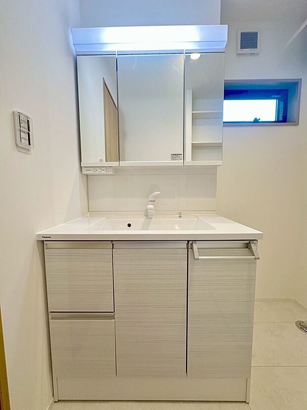 三面鏡に洗面台。 コンセントに照明機能、多機能性を備えた設備です。