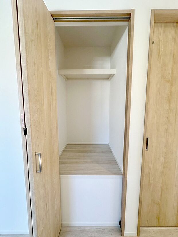 各所に効率的に配置された収納スペースがあり、日常のモノをすっきりと収納できます。