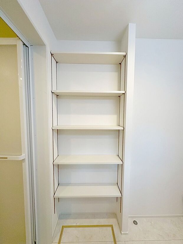 各所に効率的に配置された収納スペースがあり、日常のモノをすっきりと収納できます。