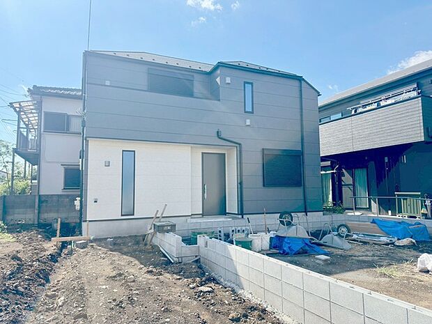 周辺の街並みの中で適度な主張、生活に溶け込むシンプルなデザインの外観が魅力の一戸建です。 