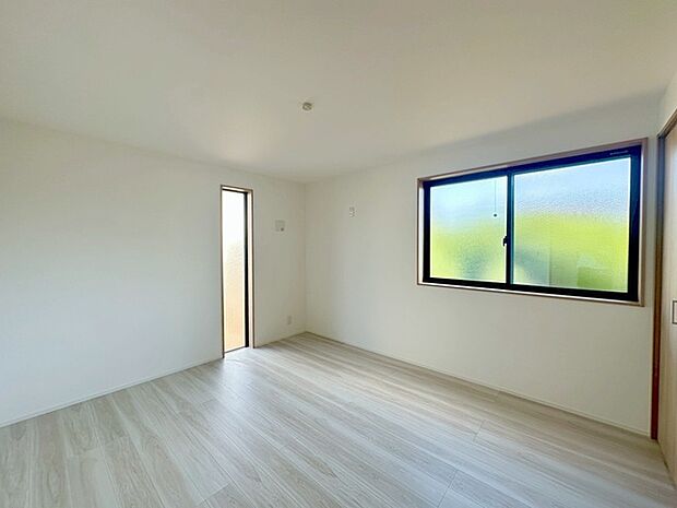 洋室はモダンなデザインと機能性を備え、快適な生活空間に。明るい窓から差し込む自然光が広々とした空間をさらに明るく開放的に感じさせます。