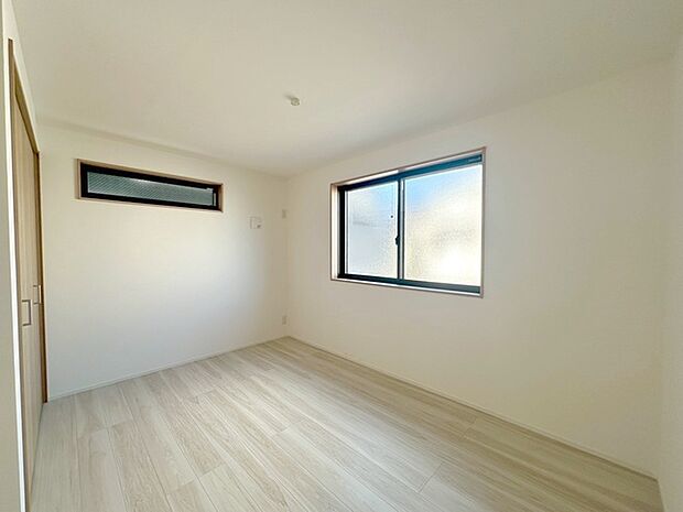 スマートなデザインと賢い収納が生活を快適にします。広々とした雰囲気を演出する工夫が施され、生活空間の魅力を引き出します。