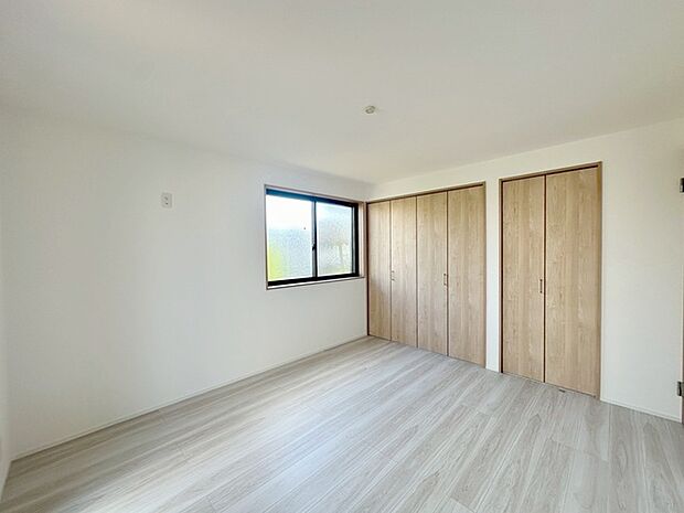 スタイリッシュなデザインと快適な居住性を兼ね備えた洋室。広々とした空間は、自分らしいインテリアを楽しむことができるほか、リラックスした時間を過ごすことができそうです。