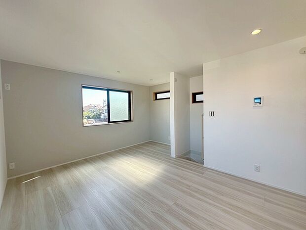 実際に室内をご見学頂くと生活のイメージが広がると思います。家具を置いたイメージや窓からの景色など。周辺で販売に出している物件も一緒にまとめてご見学頂き、比較する事もできます。