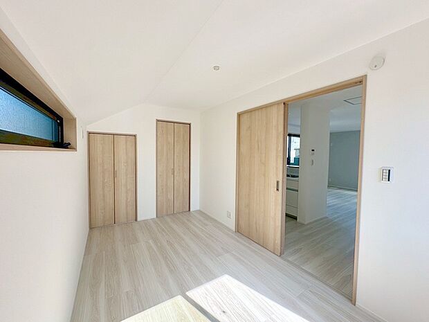 スマートなデザインと賢い収納が生活を快適にします。広々とした雰囲気を演出する工夫が施され、生活空間の魅力を引き出します。  