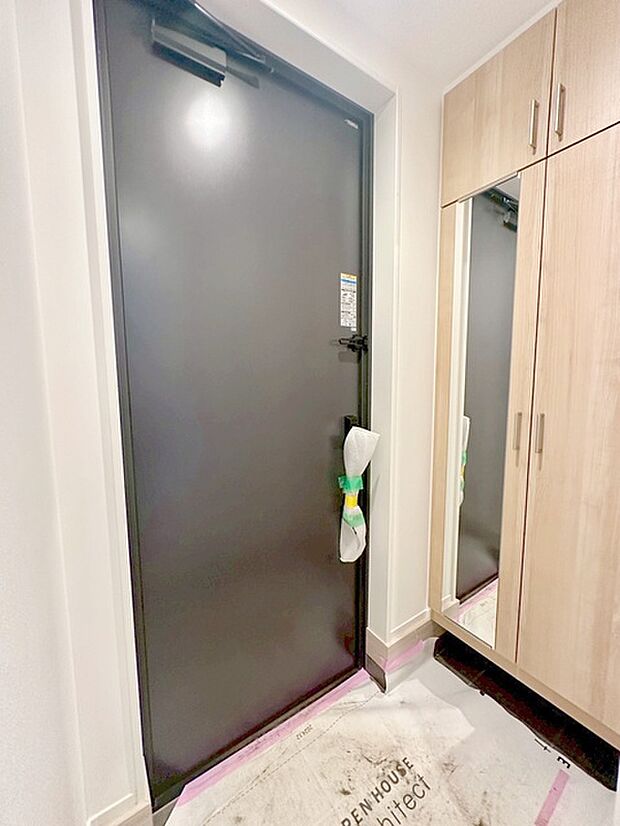 玄関は家の第一印象を左右する重要な場所。ほどよい広さとスタイリッシュな色遣いが印象的です。 